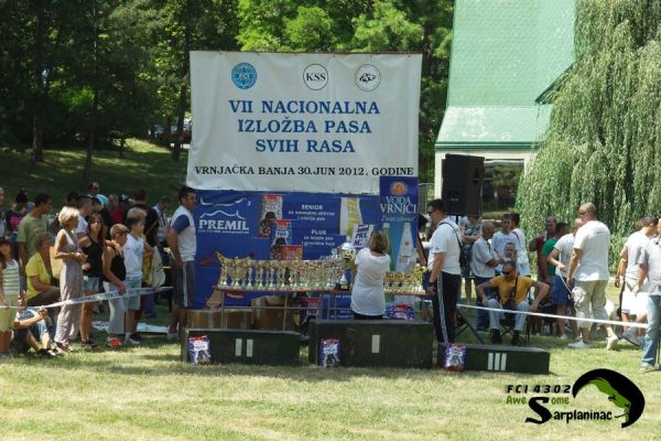 The main stage and trophies at the National Dog Show in Vrnjacka Banja with exhibitors and crowd.